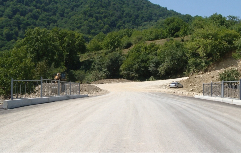 Qubada 12 yaşayış məntəqəsinin yollarının tikintisi yekunlaşır