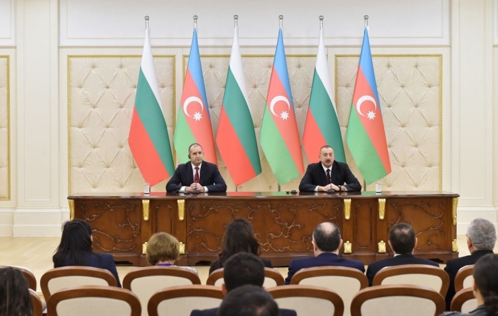 Präsident Ilham Aliyev und Präsident Rumen Radev treten mit Erklärungen für Presse auf