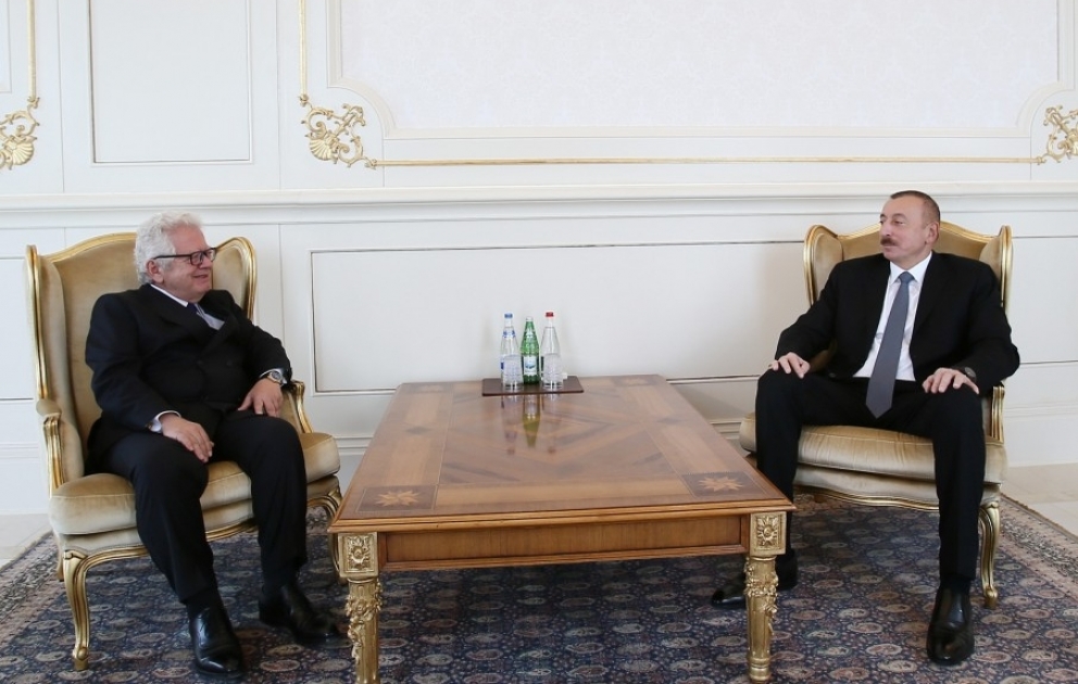 Staatspräsident Ilham Aliyev empfängt neuen Botschafter von Griechenland zur Entgegennahme des Beglaubigungsschreibens