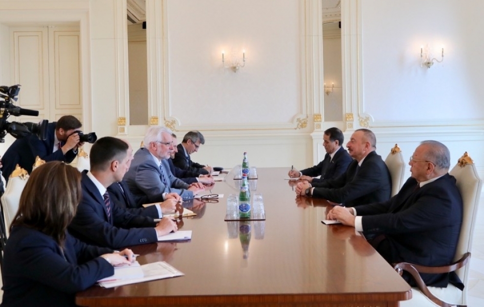 Präsident Ilham Aliyev empfängt polnischen Außenminister