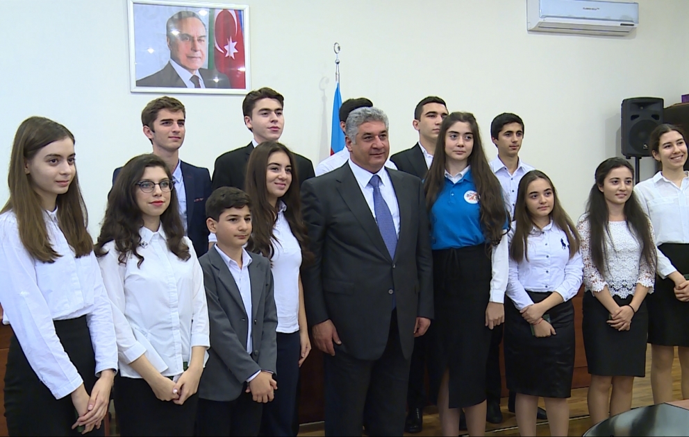 Gənclər və idman naziri forumda iştirak edəcək məktəblilərlə görüşdü