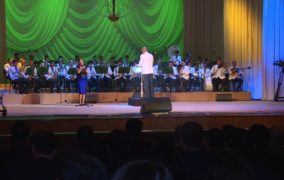 Bakıda hərbi orkestrin müşayiəti ilə estrada müğənnilərinin konserti