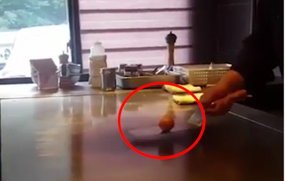 This Chinese chef makes a heart shaped omelet with only one hand and a spatula