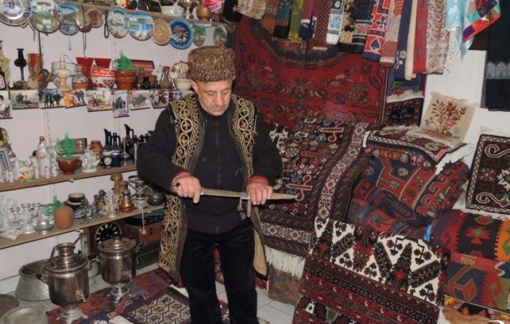 Qubada yerləşən bu dükanda qədim əşyalar satılır