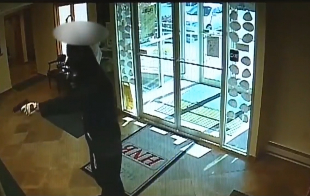 Bank coustomer tackles armed robber