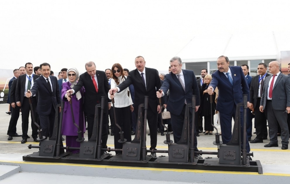 Bakı-Tbilisi-Qars dəmir yolunun açılış mərasimi keçirilib  
Azərbaycan Prezidenti İlham Əliyev və birinci xanım Mehriban Əliyeva mərasimdə iştirak ediblər