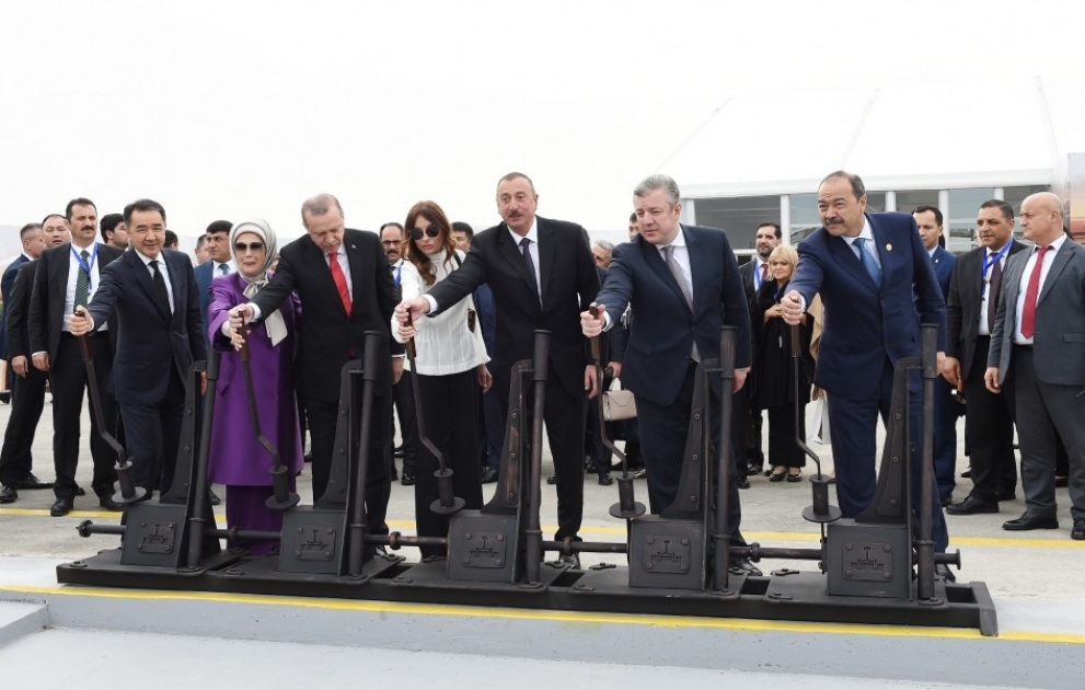 Baku-Tiflis-Kars Eisenbahnstrecke (BTK) eingeweiht
Staatspräsident Ilham Aliyev und First Lady Mehriban Aliyeva nahmen an Eröffnungsveranstaltung teil