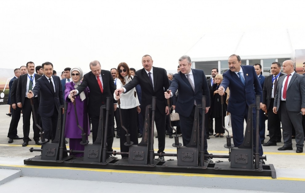 Cérémonie d’inauguration du chemin de fer Bakou-Tbilissi-Kars à Bakou
Le président Ilham Aliyev et la première dame Mehriban Aliyeva sont présents à la cérémonie