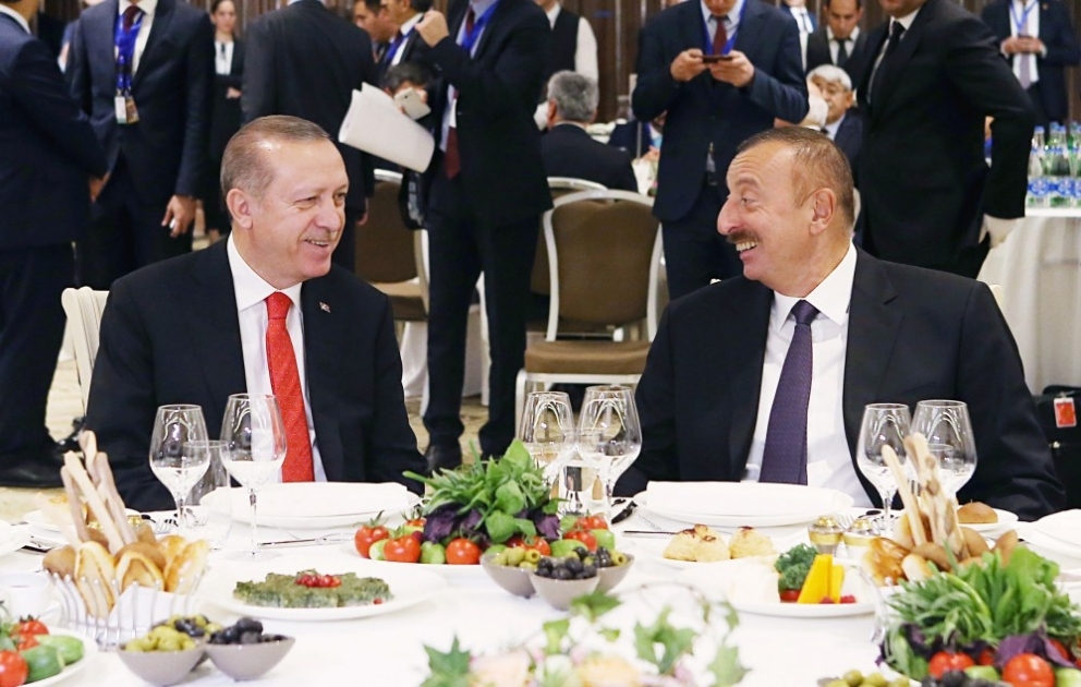 Empfang für Teilnehmer der Eröffnungsfeier der Eisenbahnstrecke Baku-Tbilisi-Kars 
Staatspräsident Ilham Aliyev und First Lady Mehriban Aliyeva nahmen am Bankett teil
