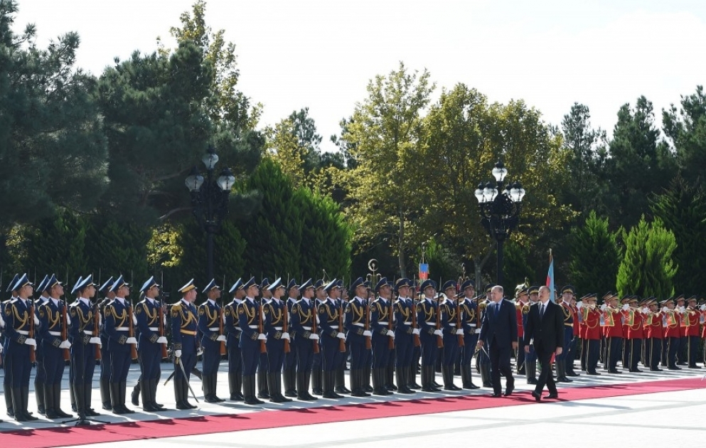Cérémonie d’accueil officiel du président turc Recep Tayyip Erdogan à Bakou