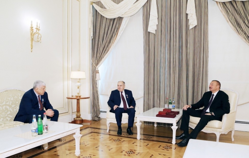 Staatspräsident Ilham Aliyev empfängt Ilyas Umakhanov und Khizri Shikhsaidov