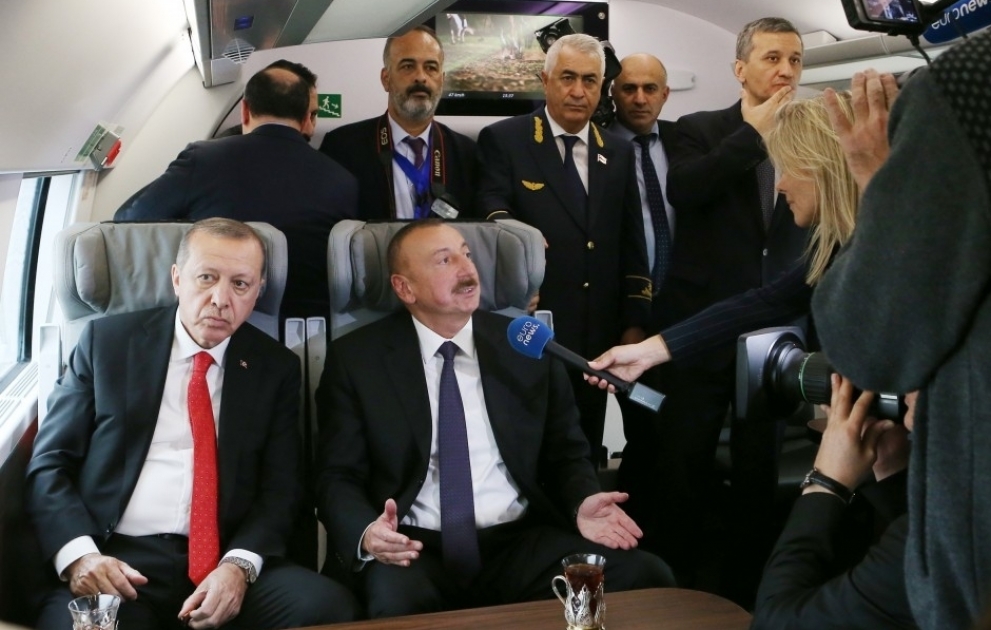 “Yevronyus” telekanalı Bakı-Tbilisi-Qars dəmir yolunun açılışı ilə bağlı reportaj yayımlayıb 
Telekanalın müxbiri Azərbaycan və Türkiyə prezidentlərindən, Gürcüstanın Baş nazirindən müsahibə alıb