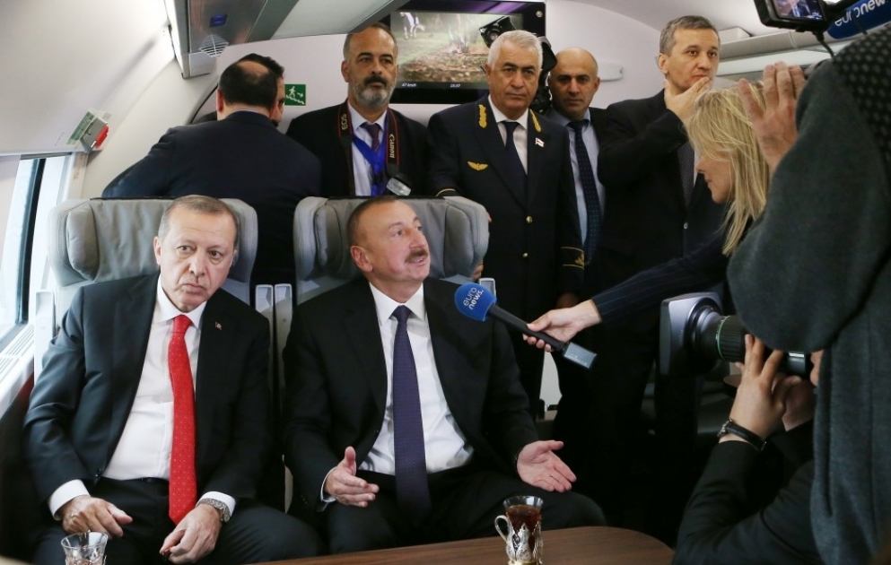 La chaîne de télévision Euronews a diffusé un reportage sur l’inauguration de la ligne ferroviaire Bakou-Tbilissi-Kars 
Les présidents azerbaïdjanais et turc et le Premier ministre géorgien interviewés par une journaliste de la chaîne