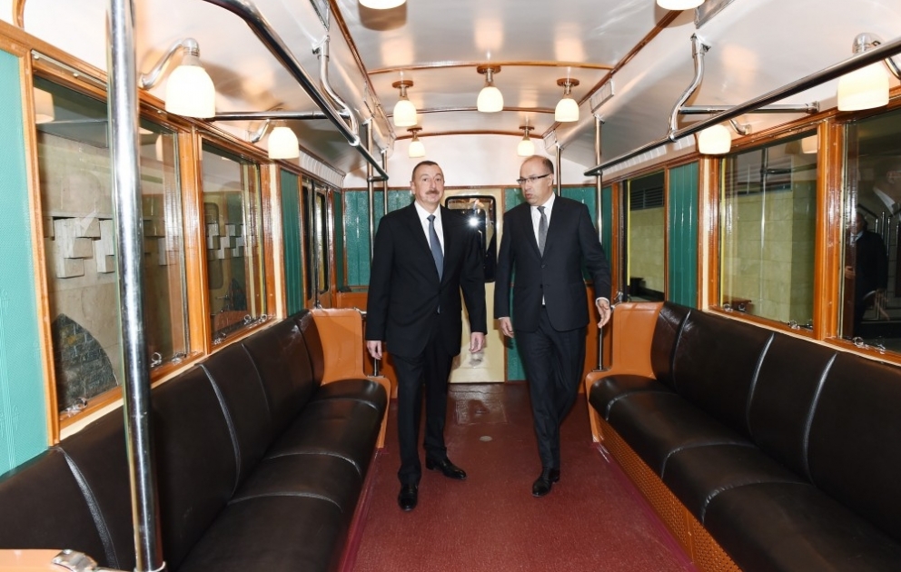 Prezident İlham Əliyev Bakı Metropoliteninin retro vaqonları ilə tanış olub