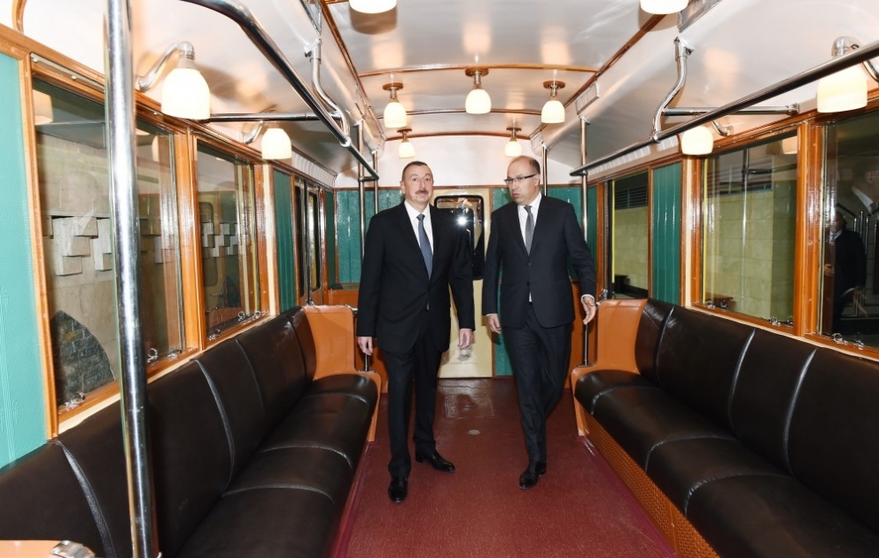 Le président Ilham Aliyev prend connaissance des anciens wagons restaurés du métro de Bakou