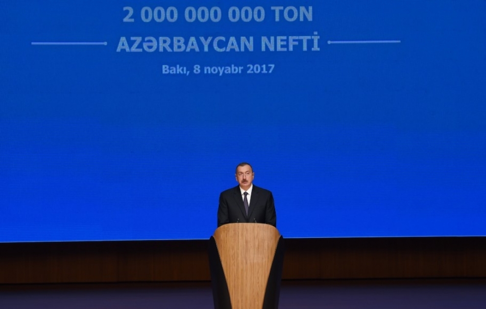 Azərbaycanda iki milyard ton neft hasil olunması münasibətilə təntənəli mərasim keçirilib 
Prezident İlham Əliyev mərasimdə iştirak edib