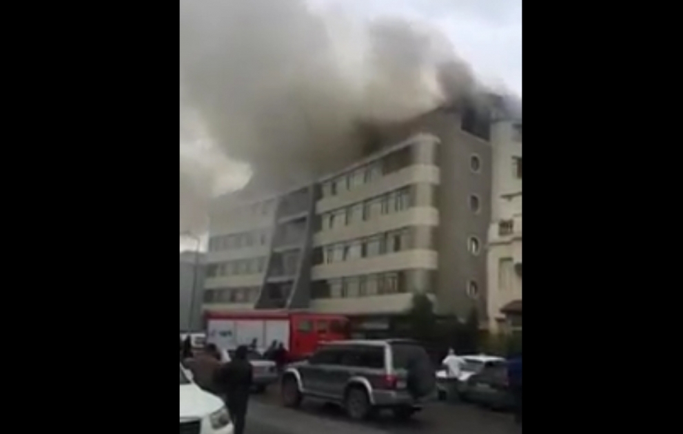 В Баку горит бизнес-центр