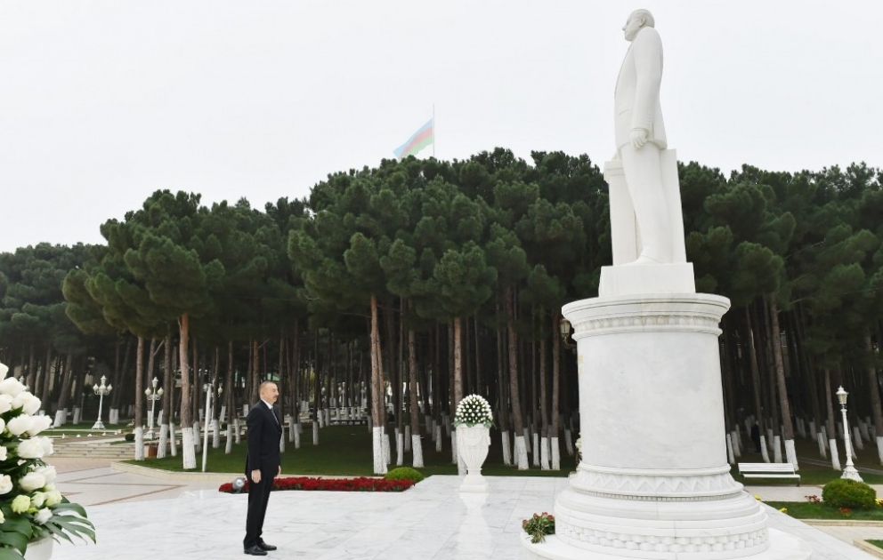 Prezident İlham Əliyev Xırdalan şəhərində ümummilli lider Heydər Əliyevin abidəsini ziyarət edib