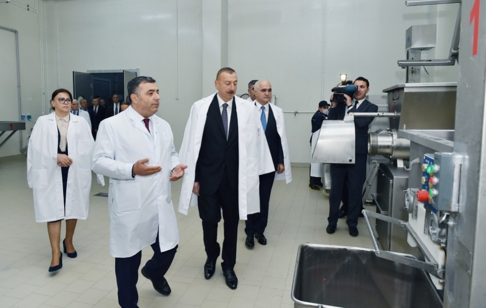 Le président Ilham Aliyev visite la SARL Zehmet Ruzi dans le district d’Abchéron