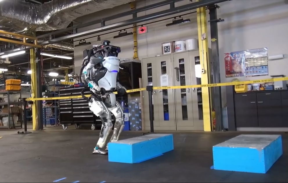 "Atlas" robotu geriyə tullanmağı öyrənib - Yenilik
