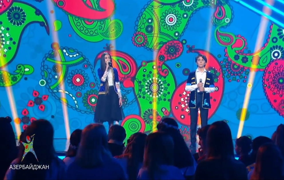 Children perform “Sari Gelin” on “Mir” TV