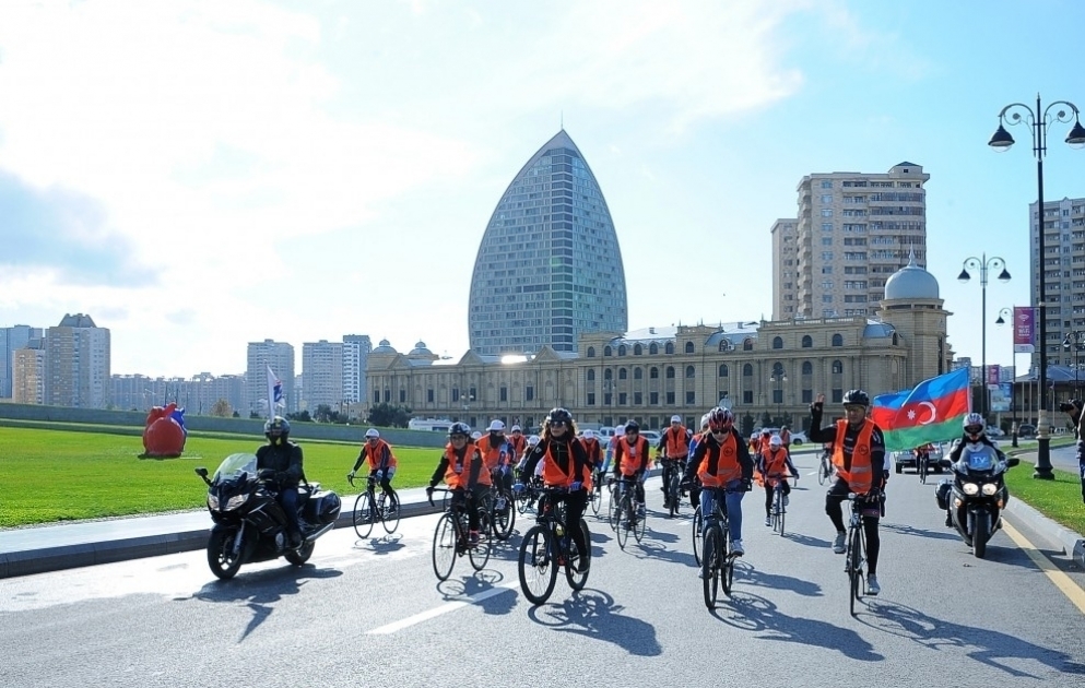 Une course cycliste sous le slogan «Que personne ne reste à l’écart: Mettons fin à la violence contre les femmes et les jeunes filles» a été organisée à Bakou