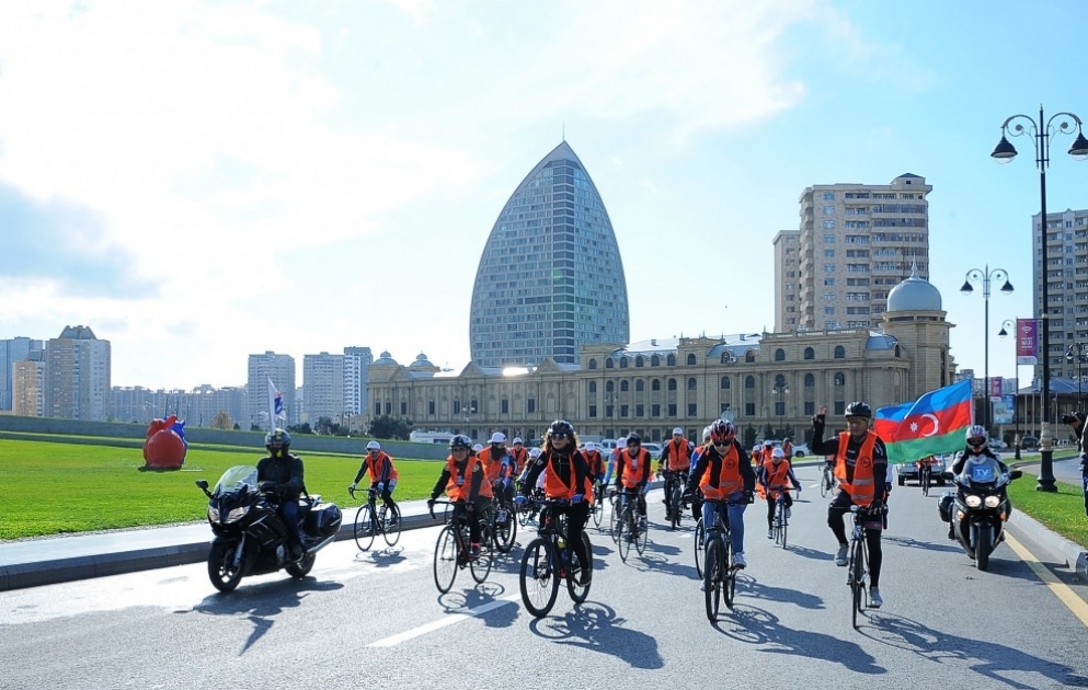 Radtour unter dem Motto "Nein zu Gewalt gegen Frauen und Mädchen!" in Baku