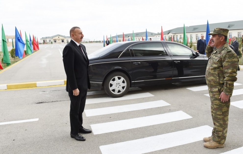 Le président Ilham Aliyev se rend dans un fort militaire à Aghdjabedi