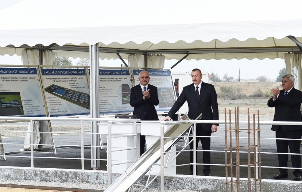 Sabirabad: Staatspräsident Ilham Aliyev legt den Grundstein eines Industriegebiets