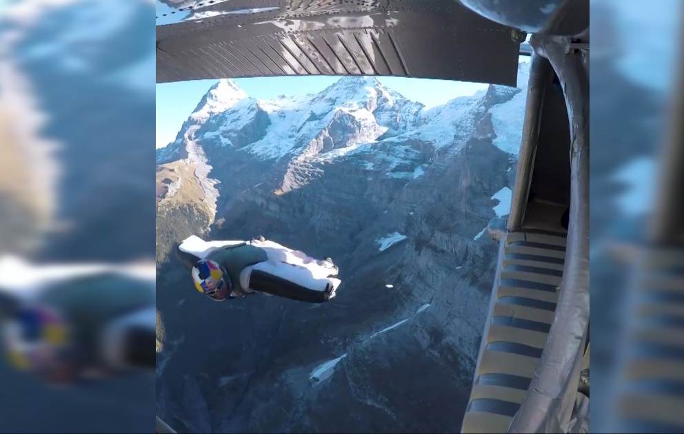 Sport extrême: Ils sautent d’une montagne et rentrent dans un avion en plein vol