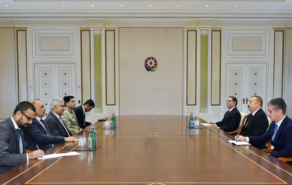 Le président Ilham Aliyev rencontre une délégation menée par le chef de la diplomatie pakistanaise