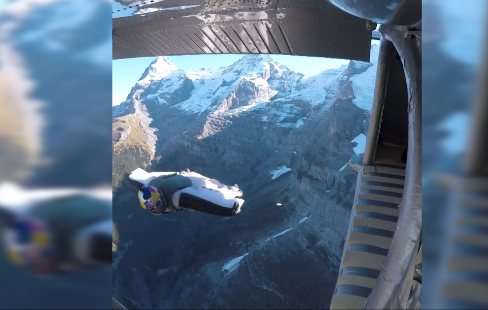 Zwei Athleten springen in eine fliegende Propellermaschine - Spektakuläres Video