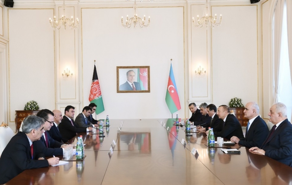 Staatspräsident Ilham Aliyev und Präsident Mohammad Ashraf Ghani führen Gespräche im erweiterten Format