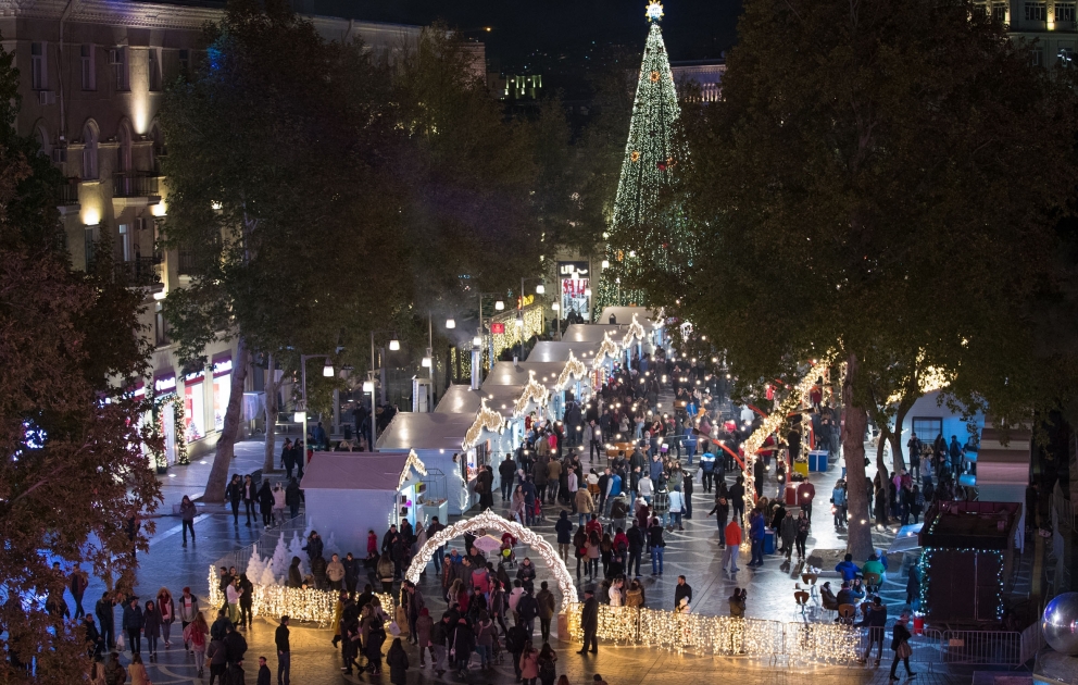 Neujahrsstimmung in Baku - Messe " Kalte Hände, warmes Herz"