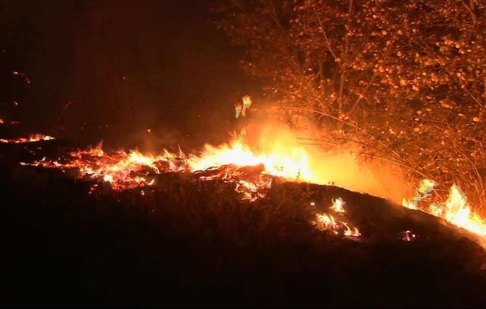 California wildfire: thousands evacuated from Ventura County