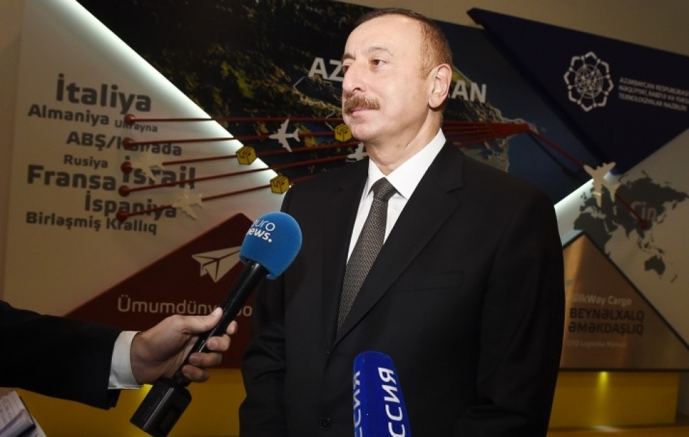 Aserbaidschans Präsident Ilham Aliyev beantwortet Fragen von Journalisten
