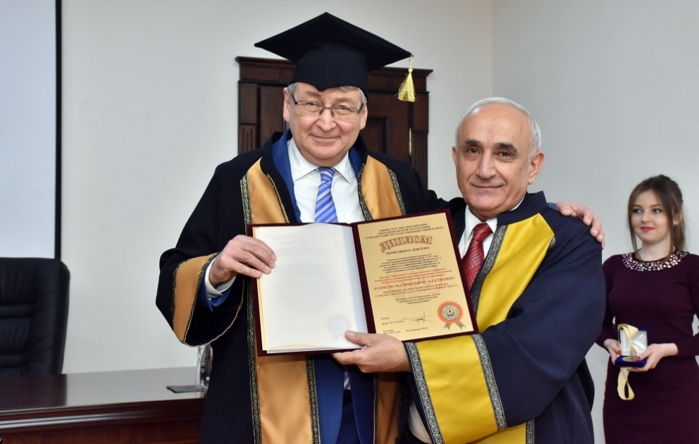 Ufa Dövlət Neft Texniki Universitetinin rektoruna SDU-nun fəxri doktoru diplomu təqdim edilib
