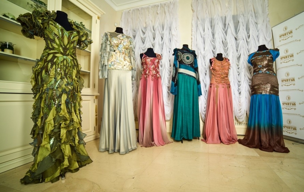 Muster aus der Kollektion der Modedesignerin Fakhriya Khalafova werden im Museum „Ermitage“ aufbewahrt