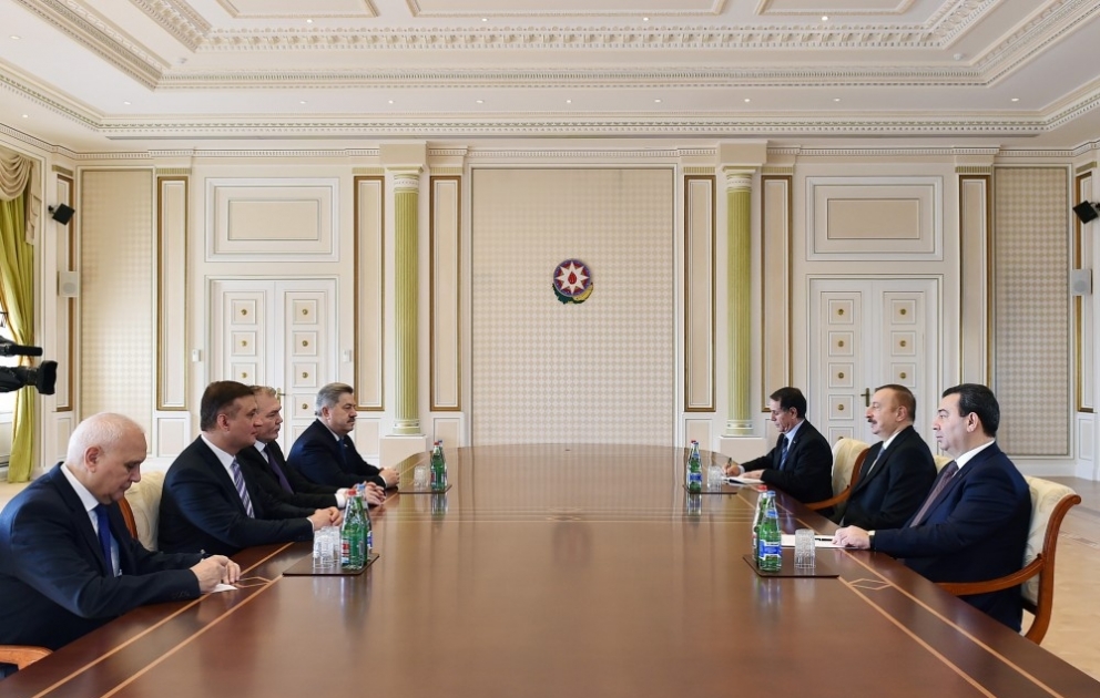 Staatspräsident Ilham Aliyev empfängt eine Delegation der russischen Staatsduma