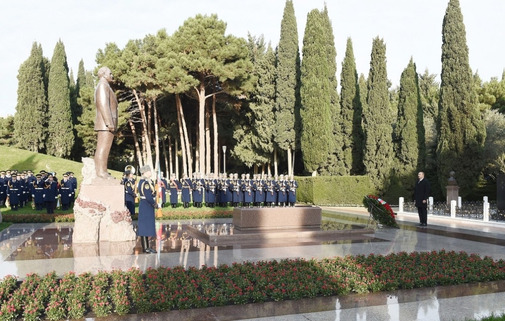 Staatspräsident Ilham Aliyev besucht Grabmal von Nationalleader Heydar Aliyev