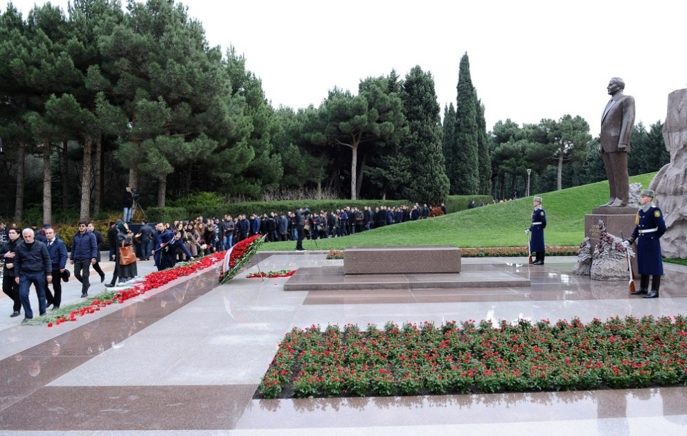 Tausende von Menschen strömen in der Ehrenallee, um das Andenken vom großen Leader Heydar Aliyev zu ehren