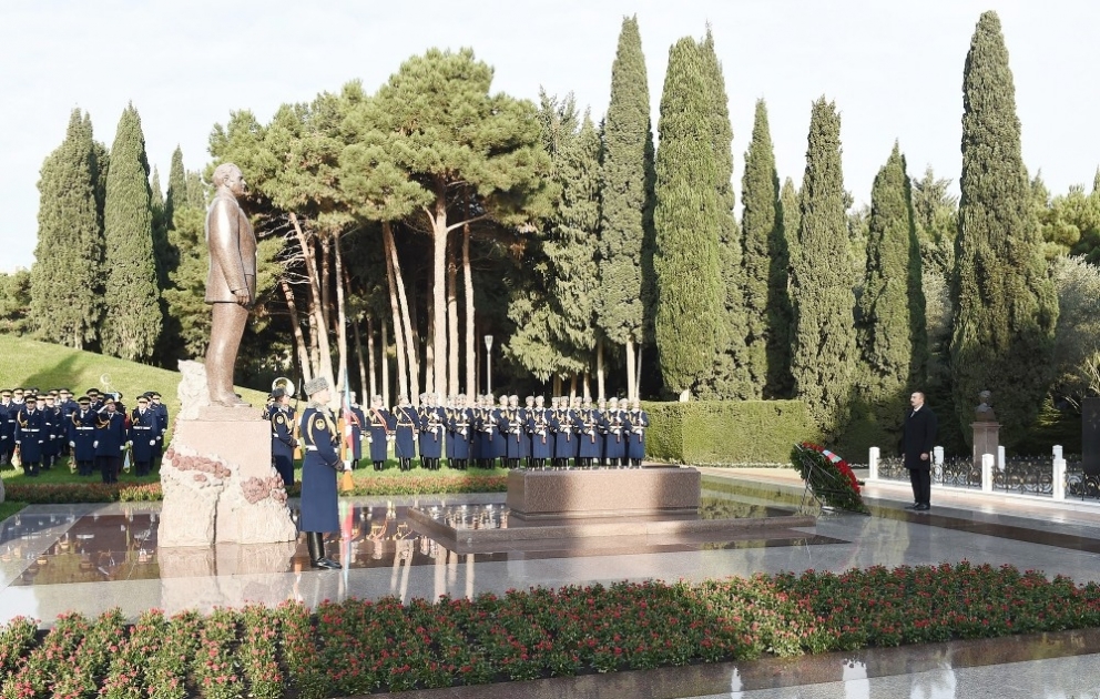 Le président Ilham Aliyev se recueille devant la tombe du leader national Heydar Aliyev