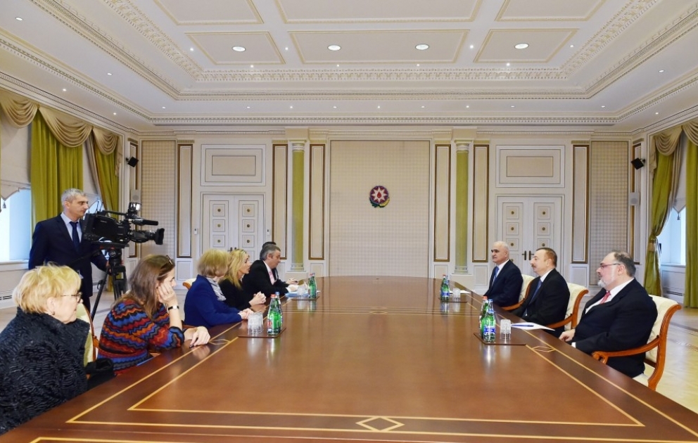 Президент Ильхам Алиев принял делегацию во главе с Государственным министром Великобритании по торговле и поощрению экспорта