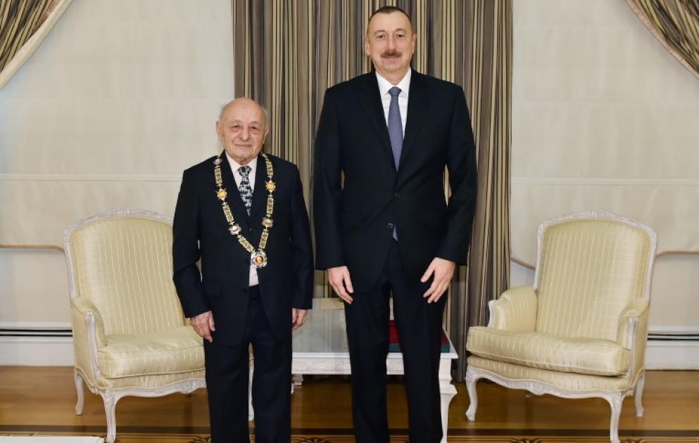 Prezident İlham Əliyev Xalq Rəssamı Ömər Eldarova “Heydər Əliyev” ordeni təqdim edib