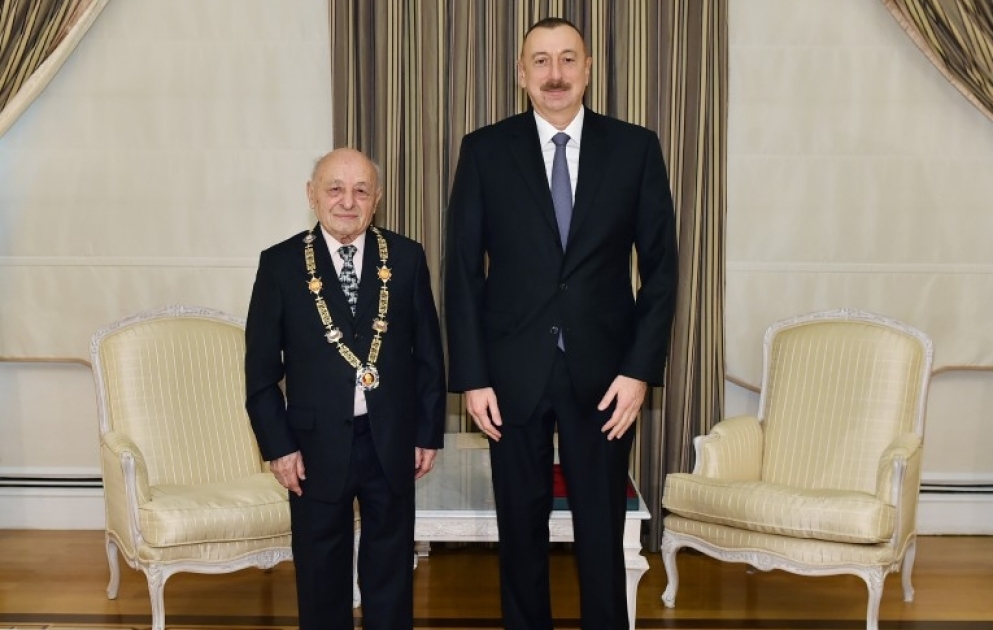 Le président Ilham Aliyev a remis l’Ordre Heydar Aliyev au sculpteur Ömer Eldarov