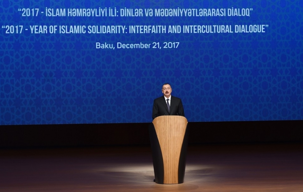 Bakıda “2017 - İslam Həmrəyliyi İli: Dinlər və mədəniyyətlərarası dialoq” mövzusunda beynəlxalq konfrans keçirilir 
Azərbaycan Prezidenti İlham Əliyev konfransın açılışında iştirak edib