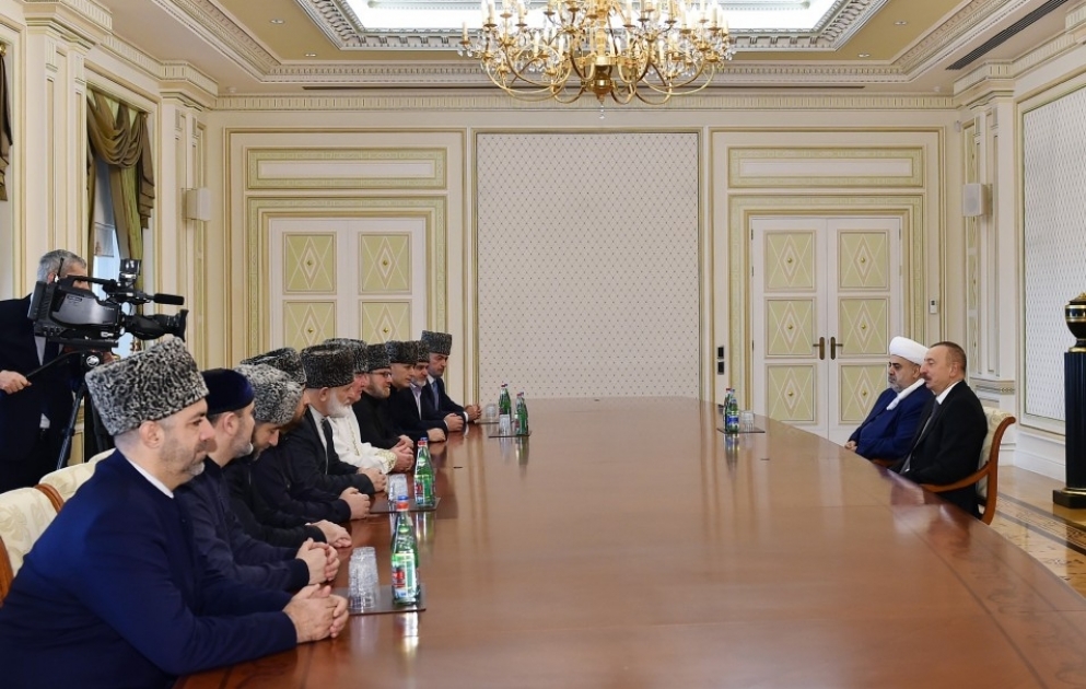Staatspräsident Ilham Aliyev empfängt eine Gruppe von muslimischen Persönlichkeiten aus Religion