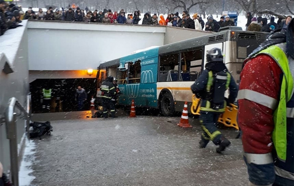 Moskvada avtobus metro keçidinə düşüb: 5 ölü, 15 yaralı