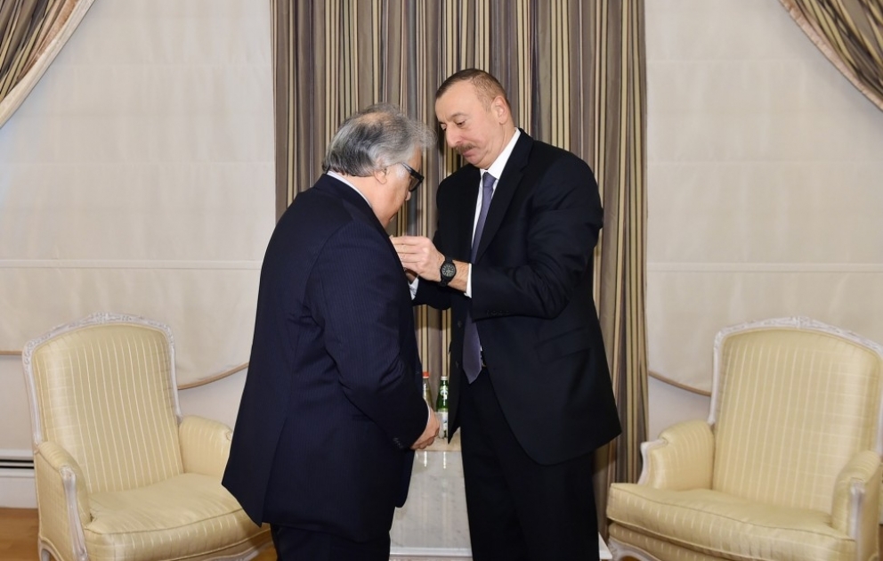 Prezident İlham Əliyev Xalq Artisti Fərhad Bədəlbəyliyə “İstiqlal” ordeni təqdim edib