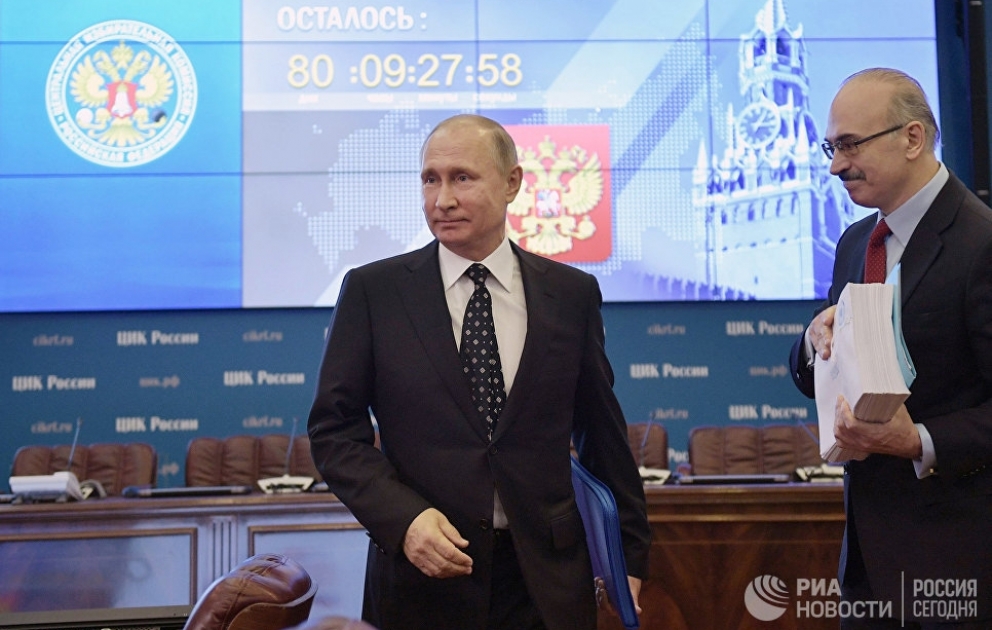 Vladimir Putin sənədlərini MSK-ya təqdim edib
